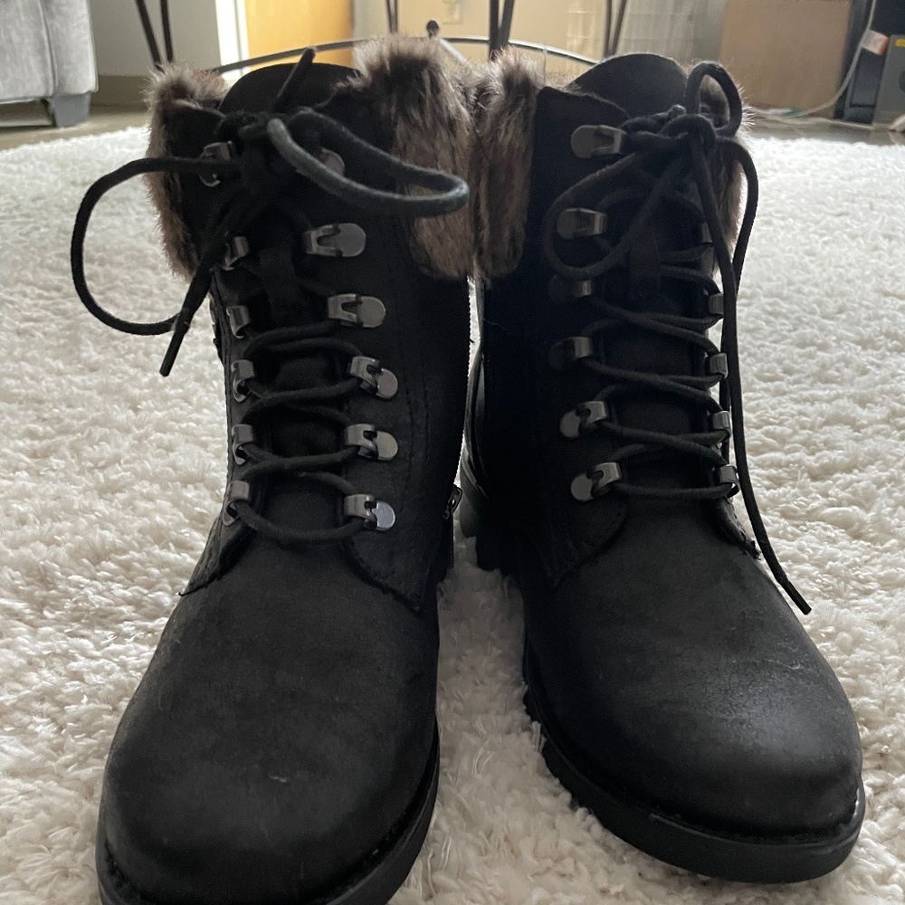 Black hiker boots with fur trim